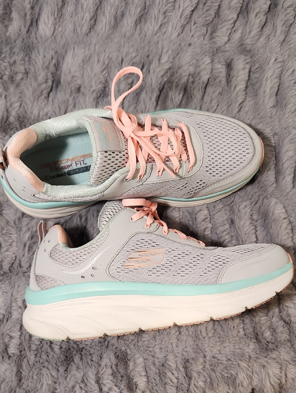 Skechers D'Lux Walker Infinite Motion Shoes
